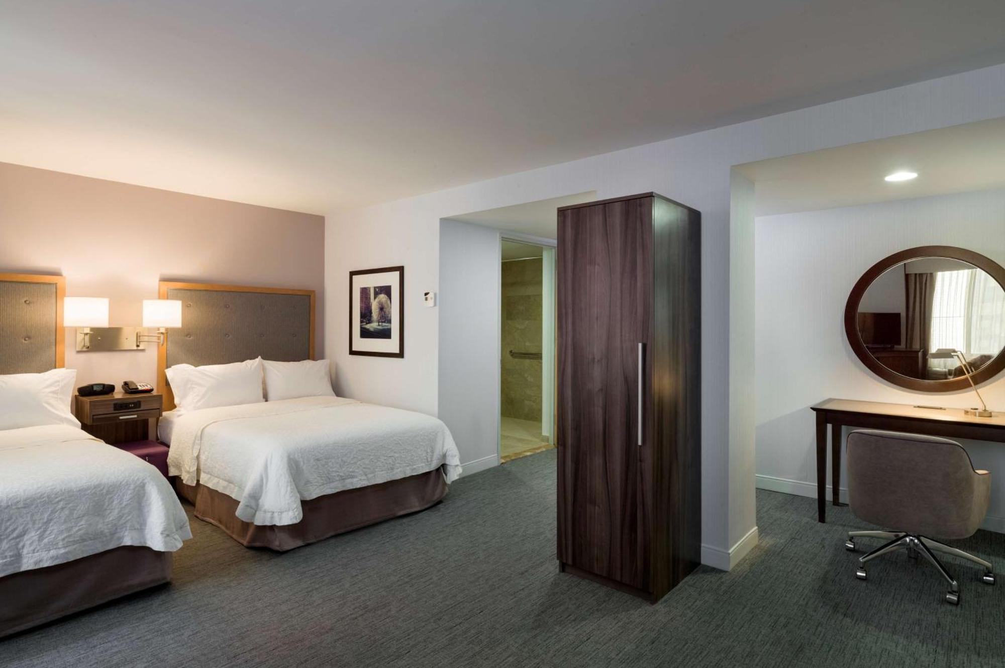 Hampton Inn Manhattan - Times Square South New York Exterior photo