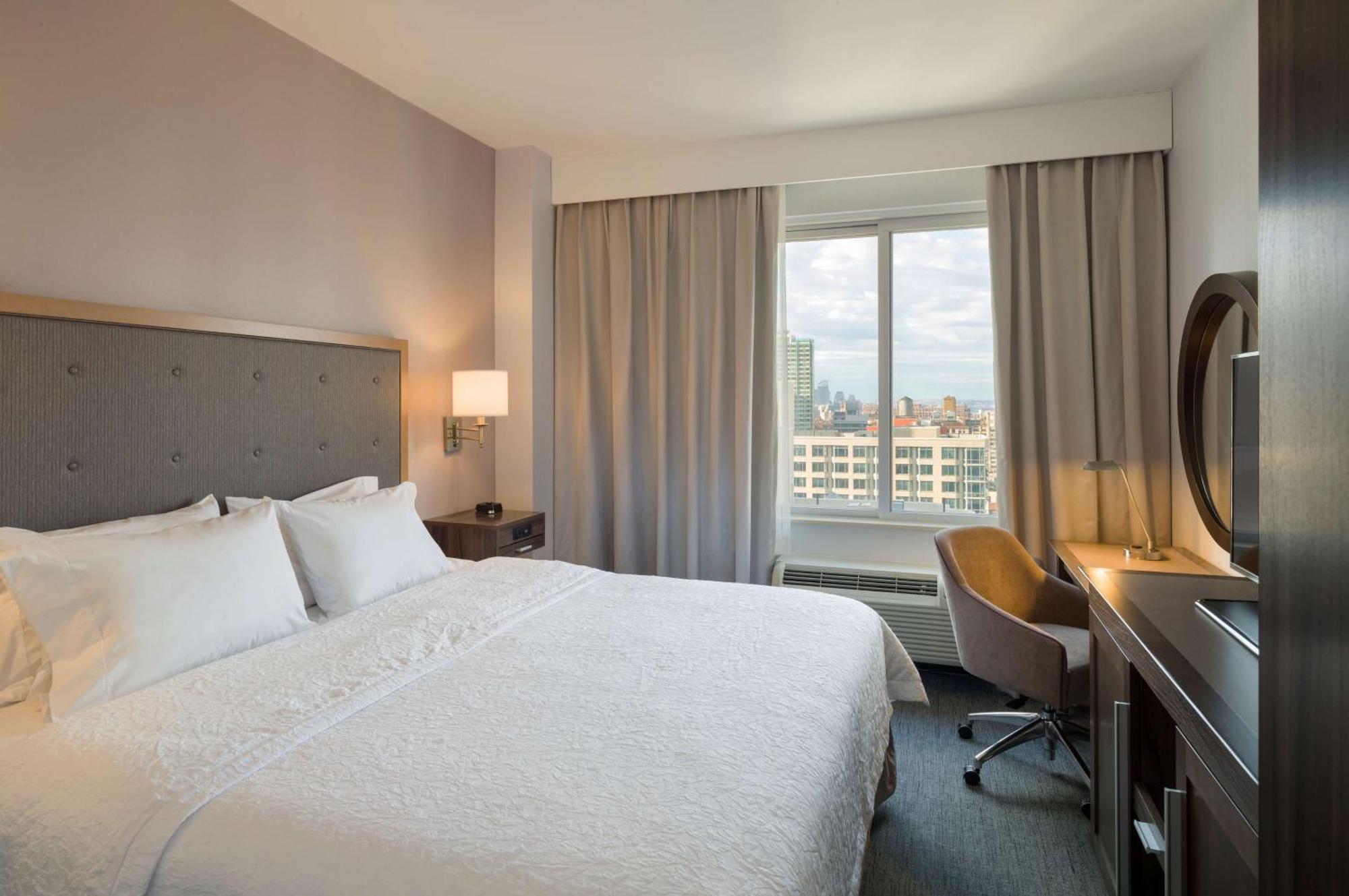 Hampton Inn Manhattan - Times Square South New York Exterior photo