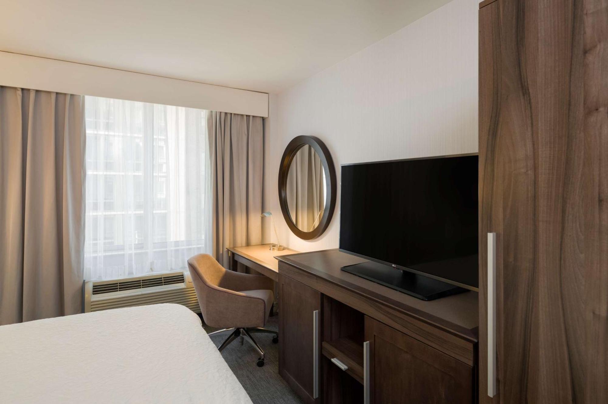 Hampton Inn Manhattan - Times Square South New York Exterior photo
