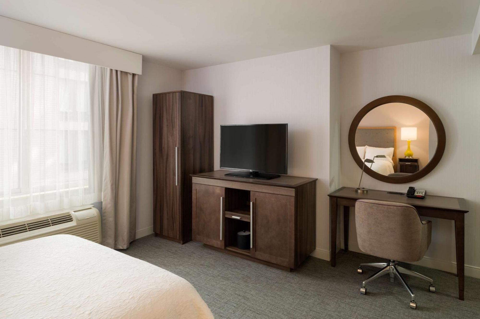 Hampton Inn Manhattan - Times Square South New York Exterior photo