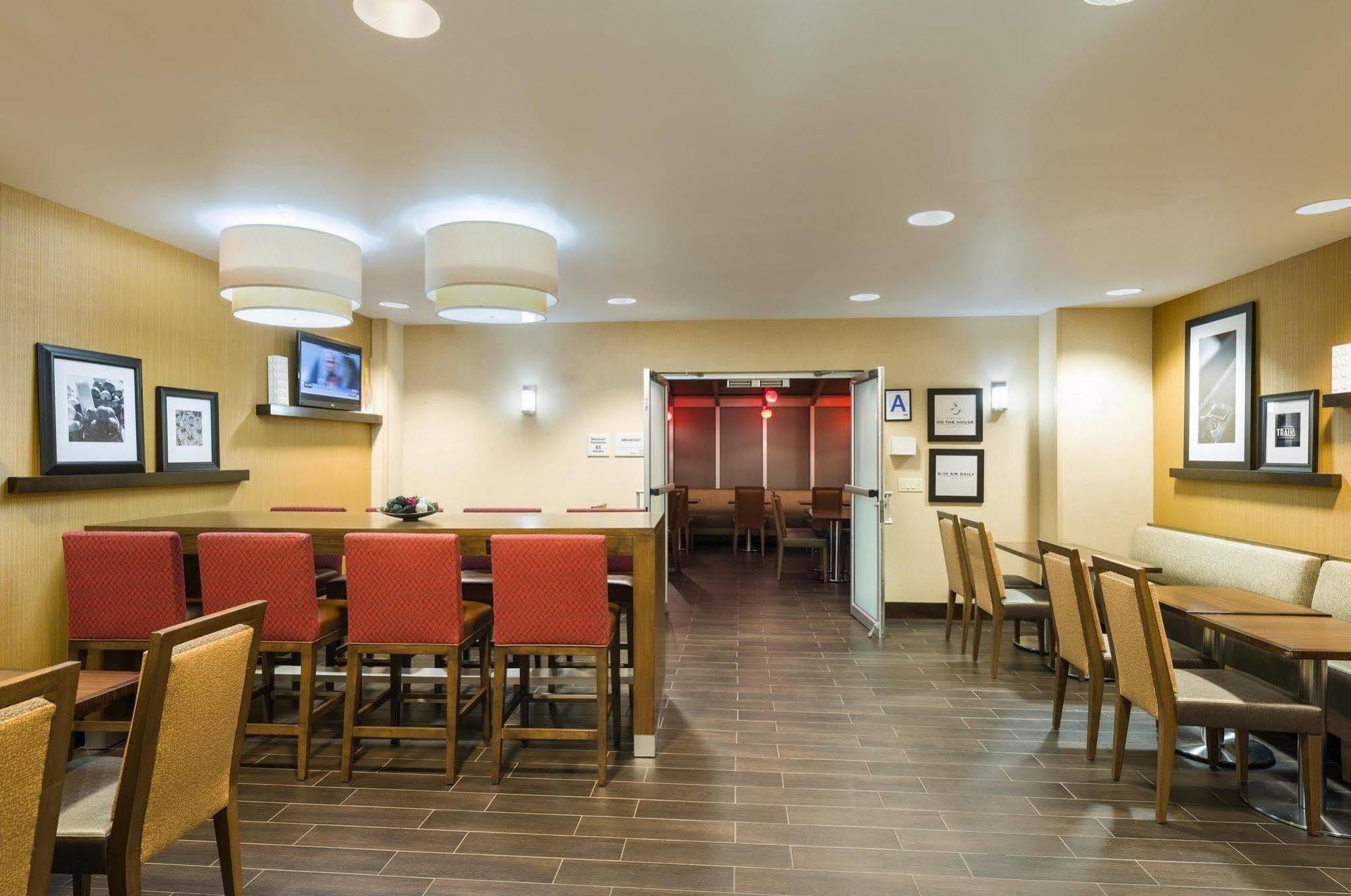 Hampton Inn Manhattan - Times Square South New York Exterior photo