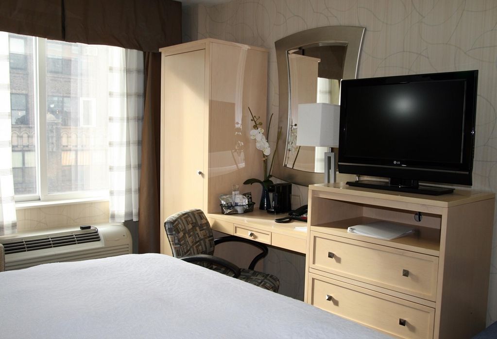Hampton Inn Manhattan - Times Square South New York Exterior photo